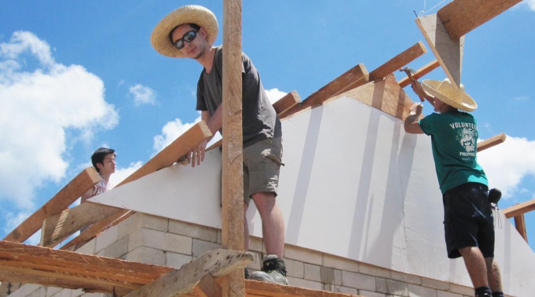 フィリピンで建築ボランティアが学校の屋根の建設に活躍 建築ボランティアがフィリピンの学校の屋根の設置に貢献